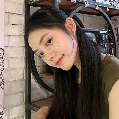 她背后的那双手